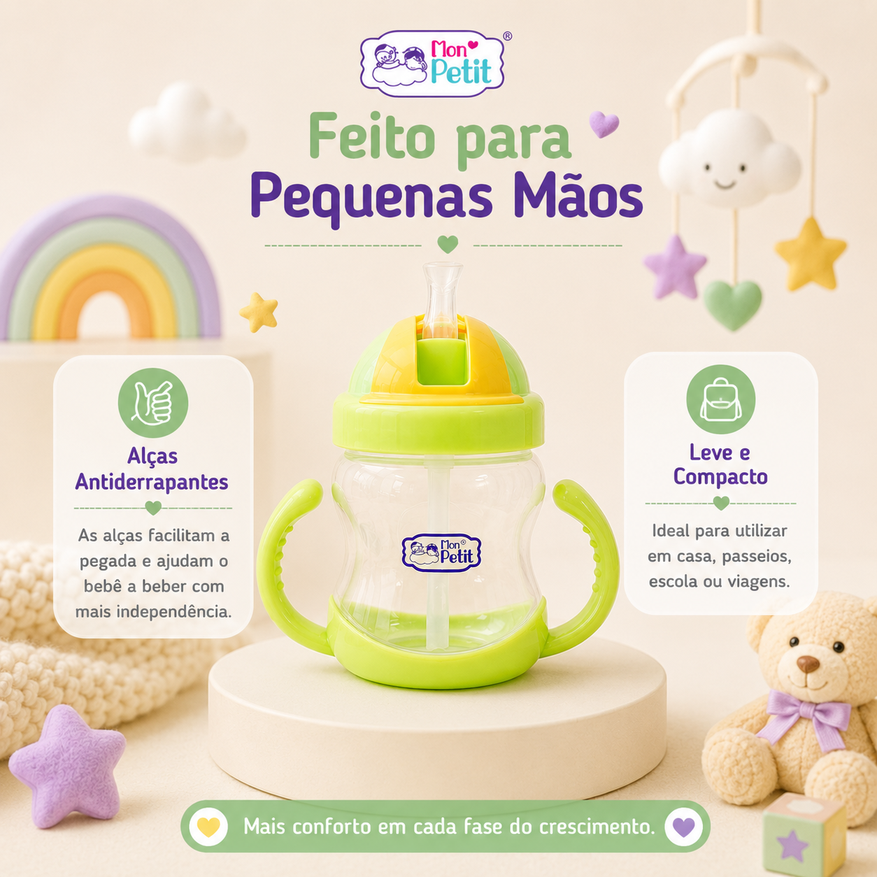 Copo infantil leve e compacto colocado sobre uma base redonda num cenário infantil com urso de peluche e móbile de berço, destacando a facilidade de manuseamento.