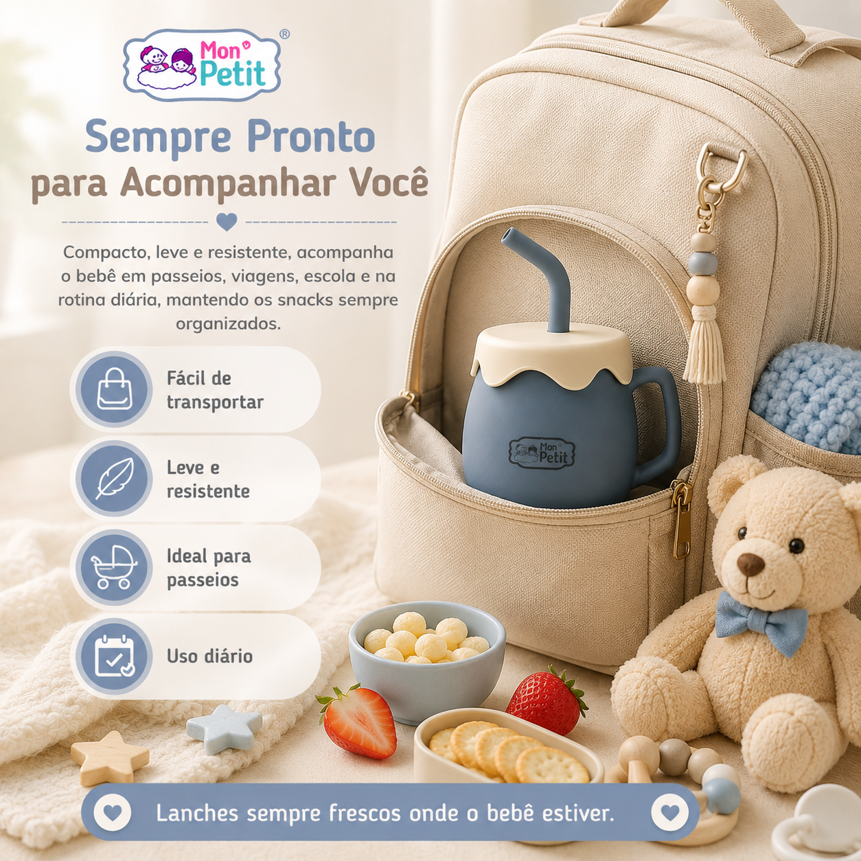 Copo porta-snacks em silicone guardado na bolsa de uma mochila de maternidade bege, acompanhado por snacks saudáveis, bolachas e um urso de peluche.