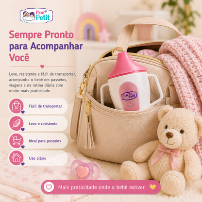 Copo de transição rosa e branco guardado no bolso lateral de uma mochila de maternidade bege, posicionado ao lado de um urso de peluche e de uma manta de malha.
