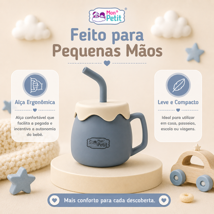 Copo de treino infantil com alça ergonómica azul colocado sobre uma base redonda, ilustrando um design leve e compacto ideal para viagens, passeios ou uso na escola.