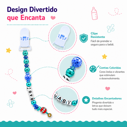 Detalhes do design da corrente para chupeta com grande plano no clipe resistente de fixação maleável, nas contas azuis vibrantes e nas letras do alfabeto decorativas.