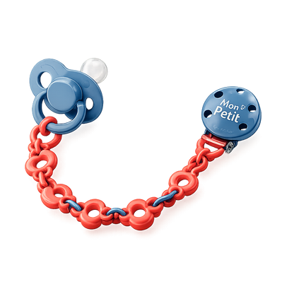 Corrente de chupeta Mon Petit em silicone flexível azul e coral ligada a uma chupeta azul sobre um fundo branco isolado.