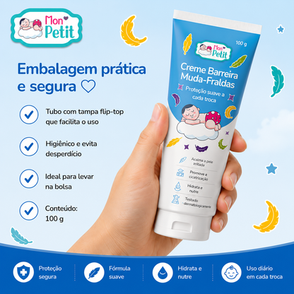 Mão a segurar o tubo do creme Mon Petit de 100g sobre um fundo azul claro com nuvens, destacando a embalagem prática com tampa flip-top.