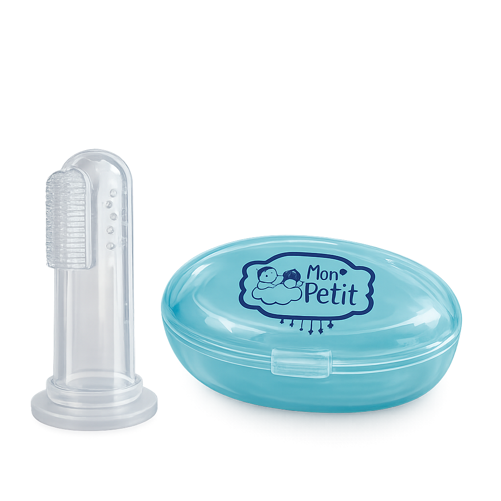 Escova de dentes de dedal em silicone transparente e maleável com cerdas suaves, ao lado do seu estojo protetor oval em azul-transparente com o logótipo Mon Petit, isolada em fundo branco.