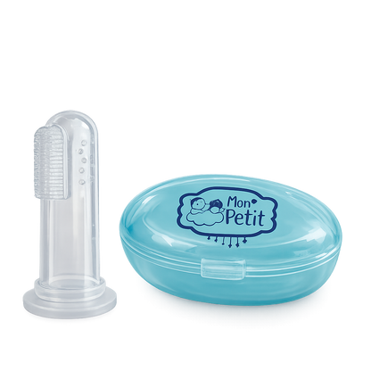 Escova de dentes de dedal em silicone transparente e maleável com cerdas suaves, ao lado do seu estojo protetor oval em azul-transparente com o logótipo Mon Petit, isolada em fundo branco.