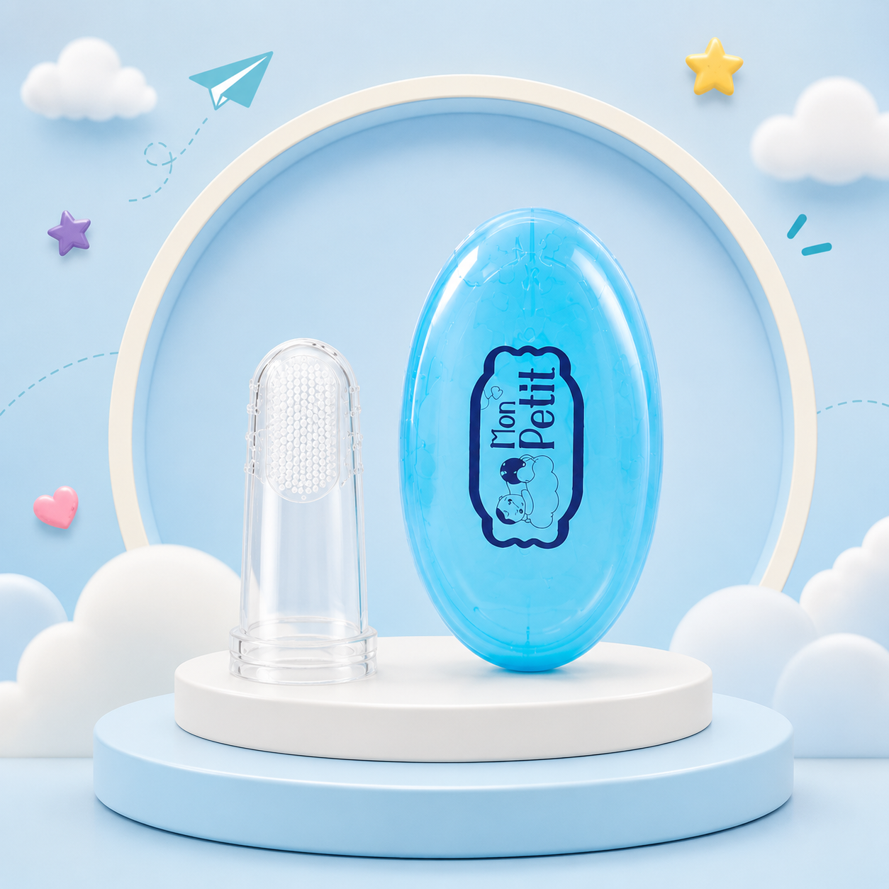 Escova de dentes de dedal e estojo protetor azul posicionados na vertical sobre um pódio redondo num cenário decorativo infantil com fundo azul-celeste, nuvens e estrelas.