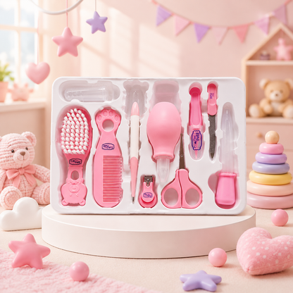 Conjunto de higiene para recém-nascido Mon Petit colocado sobre um suporte redondo num quarto decorado com peluches, estrelas e brinquedos em tons rosa.