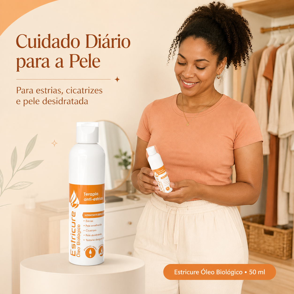 Mulher adulta a segurar Estricure Óleo Biológico 50 ml para o cuidado diário da pele.