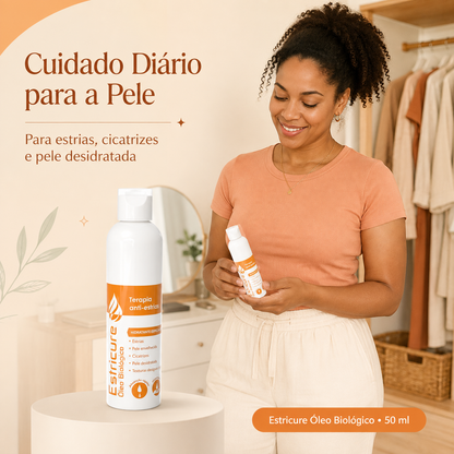 Mulher adulta a segurar Estricure Óleo Biológico 50 ml para o cuidado diário da pele.