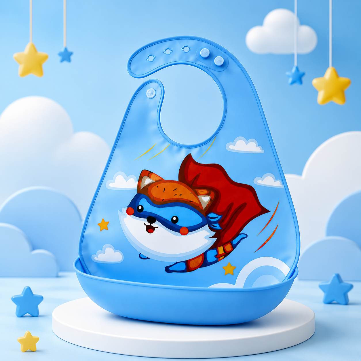 Babador de bebé azul com estampa de super-herói sobre um suporte num cenário lúdico com estrelas decorativas.