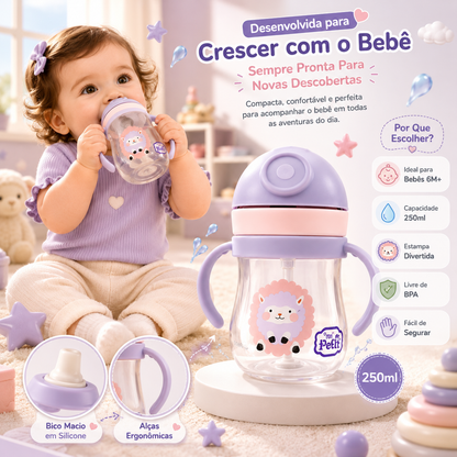 Cenário com uma menina pequena a beber pela garrafa Mon Petit de 250ml e uma perspetiva principal em destaque sobre uma base, realçando os benefícios do bico macio.
