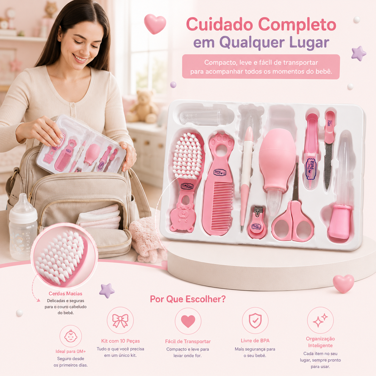 Mãe a guardar o estojo compacto de cuidados do bebé dentro de uma mala de maternidade bege para levar de viagem ou passeio.