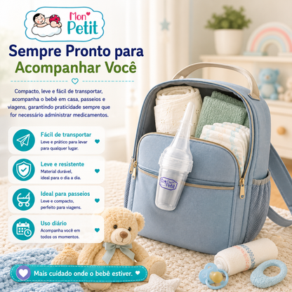 O distribuidor de medicamentos Mon Petit colocado no bolso de uma mochila de bebé azul, ilustrando a facilidade de transporte e a conveniência para passeios e viagens cotidianas.