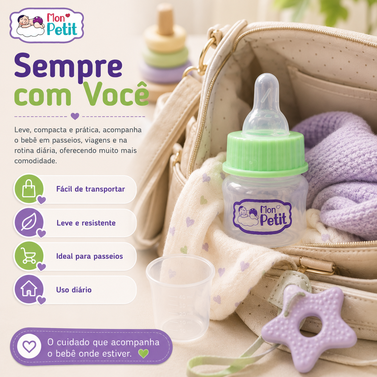 Mini biberão de 50ml acomodado dentro de uma mala de maternidade aberta ao lado de um copo de medição e acessórios de bebé.