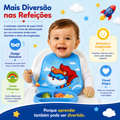 Bebé a comer numa cadeira de refeição usando um babador azul com estampa de herói, destacando a diversão à mesa.