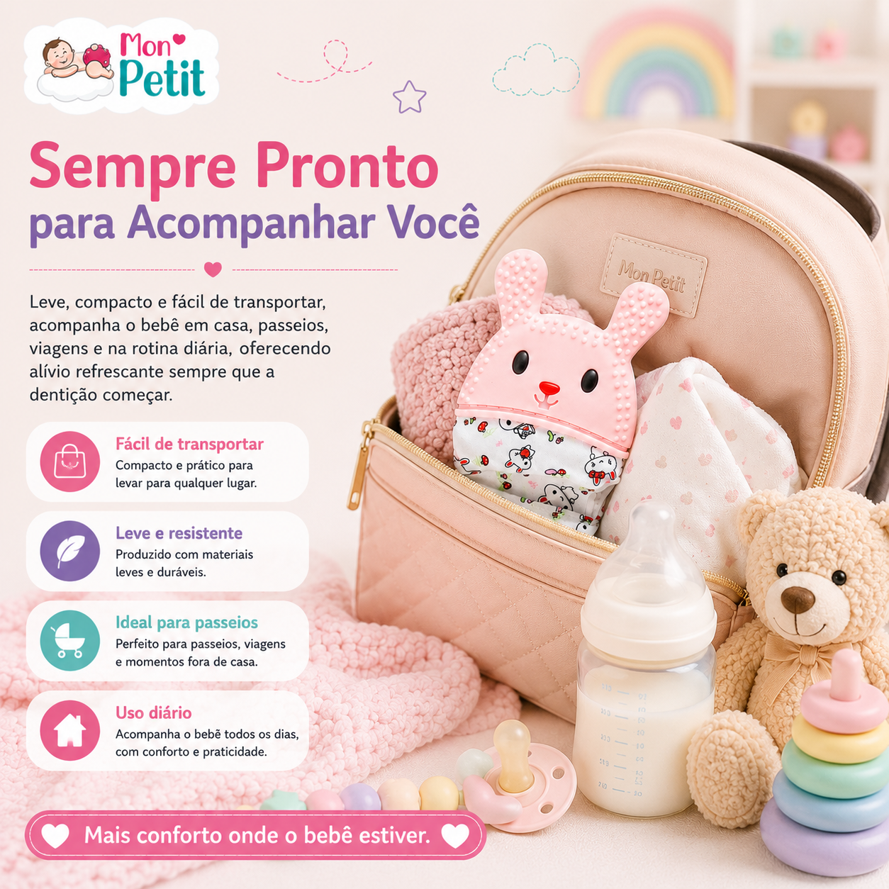 Luva mordedora com água dentro de uma mochila de maternidade rosa ao lado de um biberão, chupeta e um urso de peluche, ilustrando a facilidade de transporte para passeios.