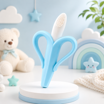 Mordedor de bebé azul em forma de banana exposto num quarto infantil decorado.