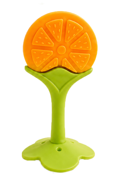 Mordedor infantil em formato de rodela de laranja com cabo verde e base em forma de flor, isolado num fundo branco.