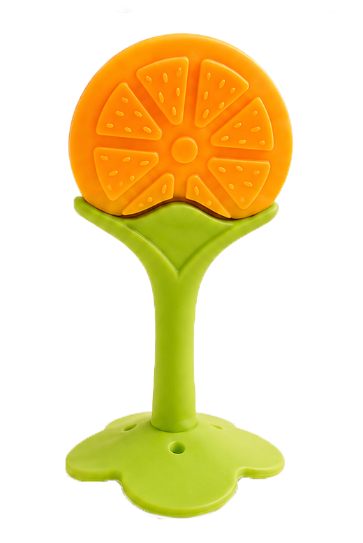 Mordedor infantil em formato de rodela de laranja com cabo verde e base em forma de flor, isolado num fundo branco.