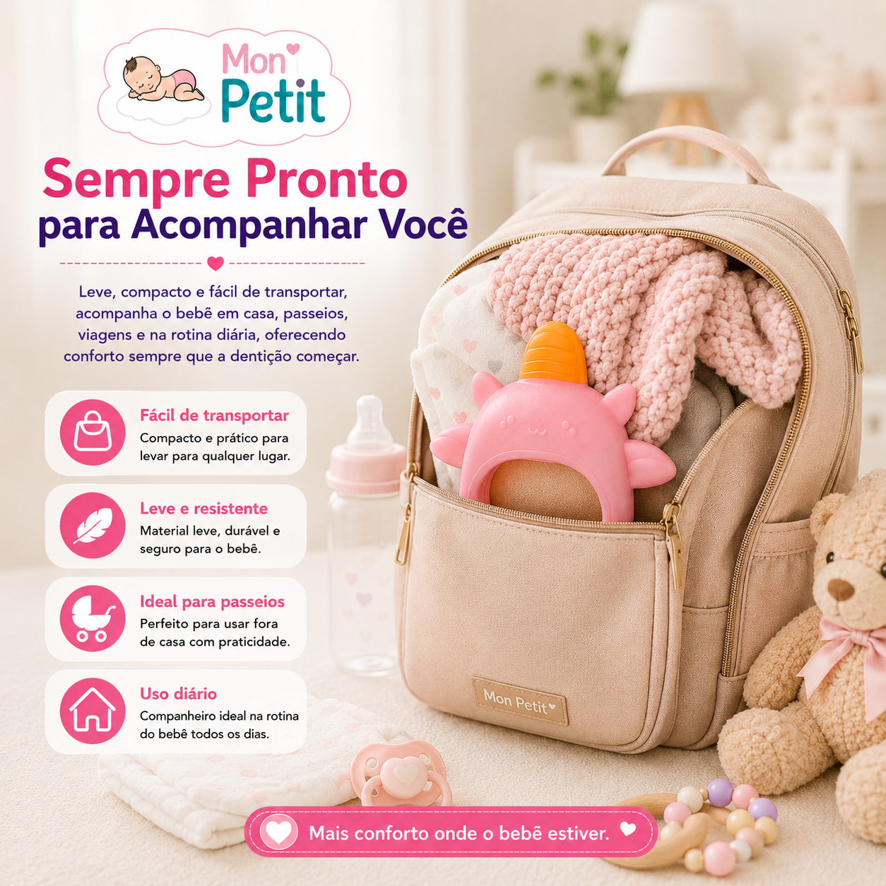 Mordedor de silicone rosa guardado no bolso frontal de uma mochila de maternidade ao lado de acessórios, ilustrando a facilidade de transporte em passeios e viagens.