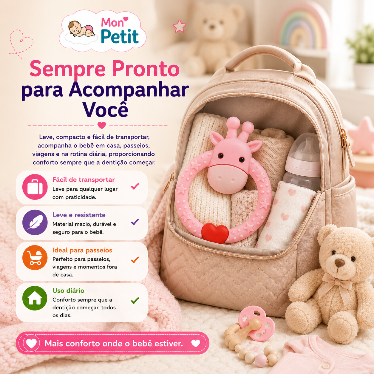 Anel mordedor de girafa rosa colocado dentro de uma mochila de maternidade aberta ao lado de um biberão, ilustrando a facilidade de transporte em passeios.