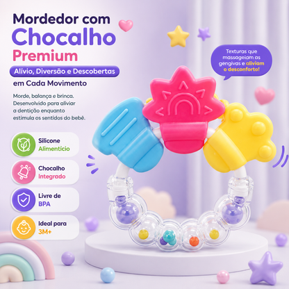 Infográfico publicitário do Mordedor com Chocalho Premium Mon Petit pousado sobre um suporte circular branco, destacando o uso para bebés com mais de 3 meses (3M+), alívio da dentição e estrutura livre de BPA.