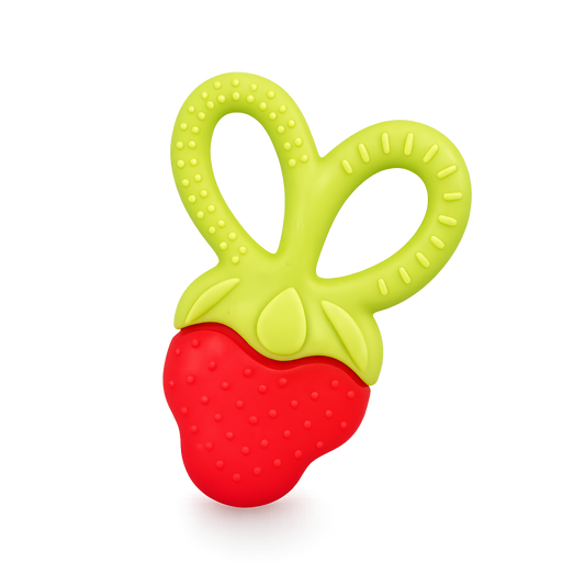 Mordedor de silicone para bebé em formato de morango vermelho com uma pega ergonómica superior texturada em verde-alface que simula folhas, isolado sobre fundo branco.