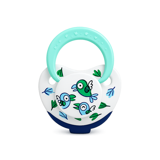 Mordedor de silicone Mon Petit para bebé com ilustrações de passarinhos verdes e azuis, escudo branco e argola superior verde-água sobre fundo branco.