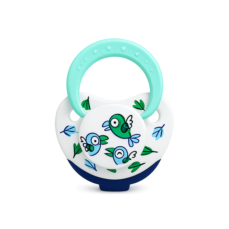 Mordedor de silicone Mon Petit para bebé com ilustrações de passarinhos verdes e azuis, escudo branco e argola superior verde-água sobre fundo branco.
