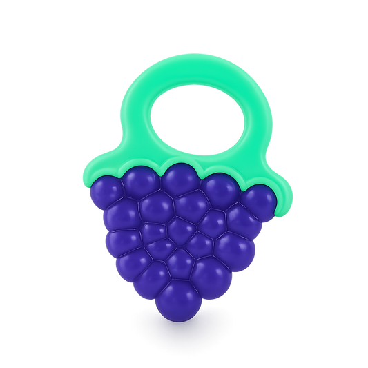 Mordedor de silicone para bebé em formato de cacho de uvas roxo com pega superior ergonómica em verde-alface, isolado sobre um fundo branco.