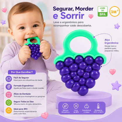 Infográfico mostrando a fotografia de um bebé a morder o acessório de uvas roxas Mon Petit, com uma lista explicativa de diferenciais como o formato ergonómico, alívio da dentição e segurança diária.