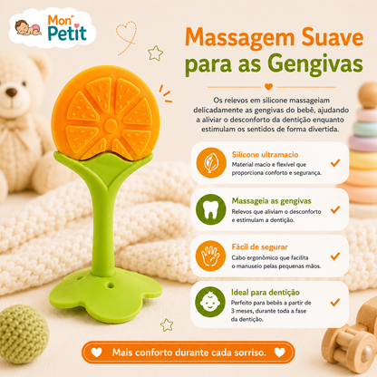 Mordedor de silicone em formato de laranja pousado sobre uma manta bege macia, evidenciando as texturas em relevo para massajar as gengivas do bebé.