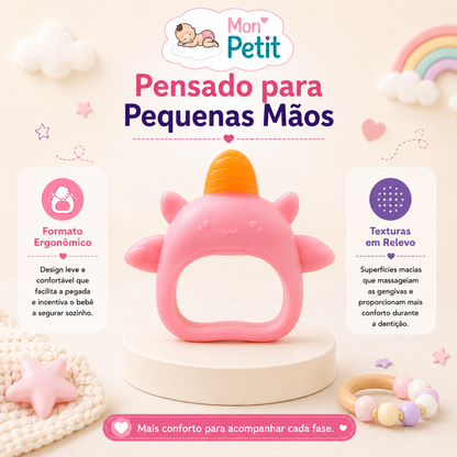 Apresentação do brinquedo de dentição com o título Pensado para Pequenas Mãos, evidenciando o formato leve que incentiva o bebé a segurar o objeto sozinho.