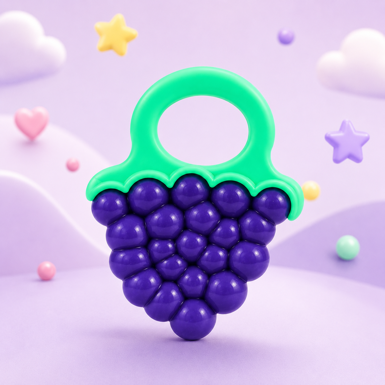 Mordedor infantil de uvas Mon Petit colocado na vertical sobre um pódio circular lilás num cenário decorativo de tons pastel com estrelas e nuvens.