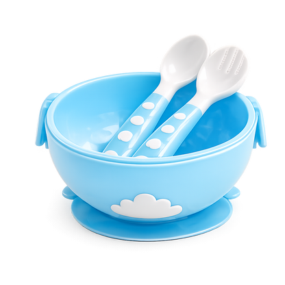 Tigela de alimentação infantil azul com ventosa na base e detalhe de nuvem branca, contendo uma colher e um garfo com cabos decorados com bolinhas brancas, isolada sobre fundo branco.