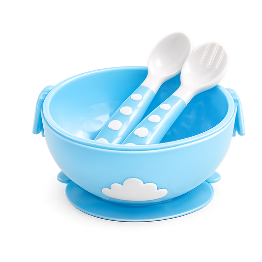 Tigela de alimentação infantil azul com ventosa na base e detalhe de nuvem branca, contendo uma colher e um garfo com cabos decorados com bolinhas brancas, isolada sobre fundo branco.