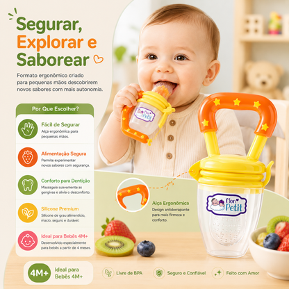 Bebé a segurar o alimentador de frutas com pega ergonómica, desenhado para facilitar a autonomia e o conforto.