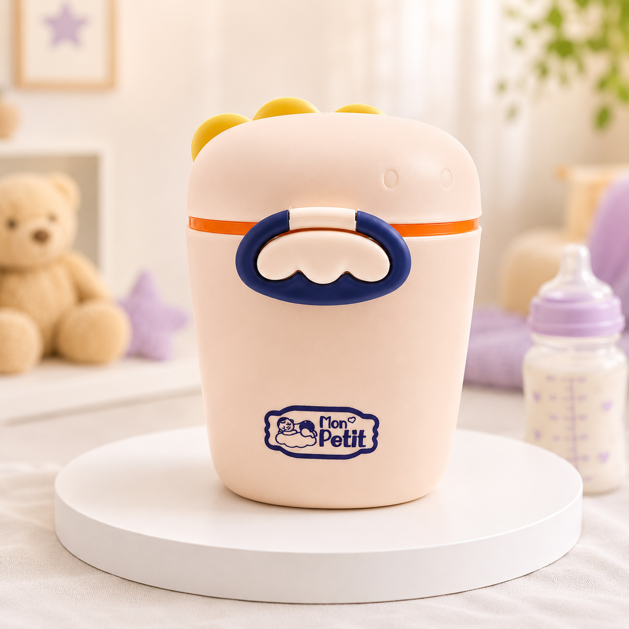 Porta-leite em pó ergonómico posicionado num suporte redondo com um peluche e um biberão desfocados ao fundo.