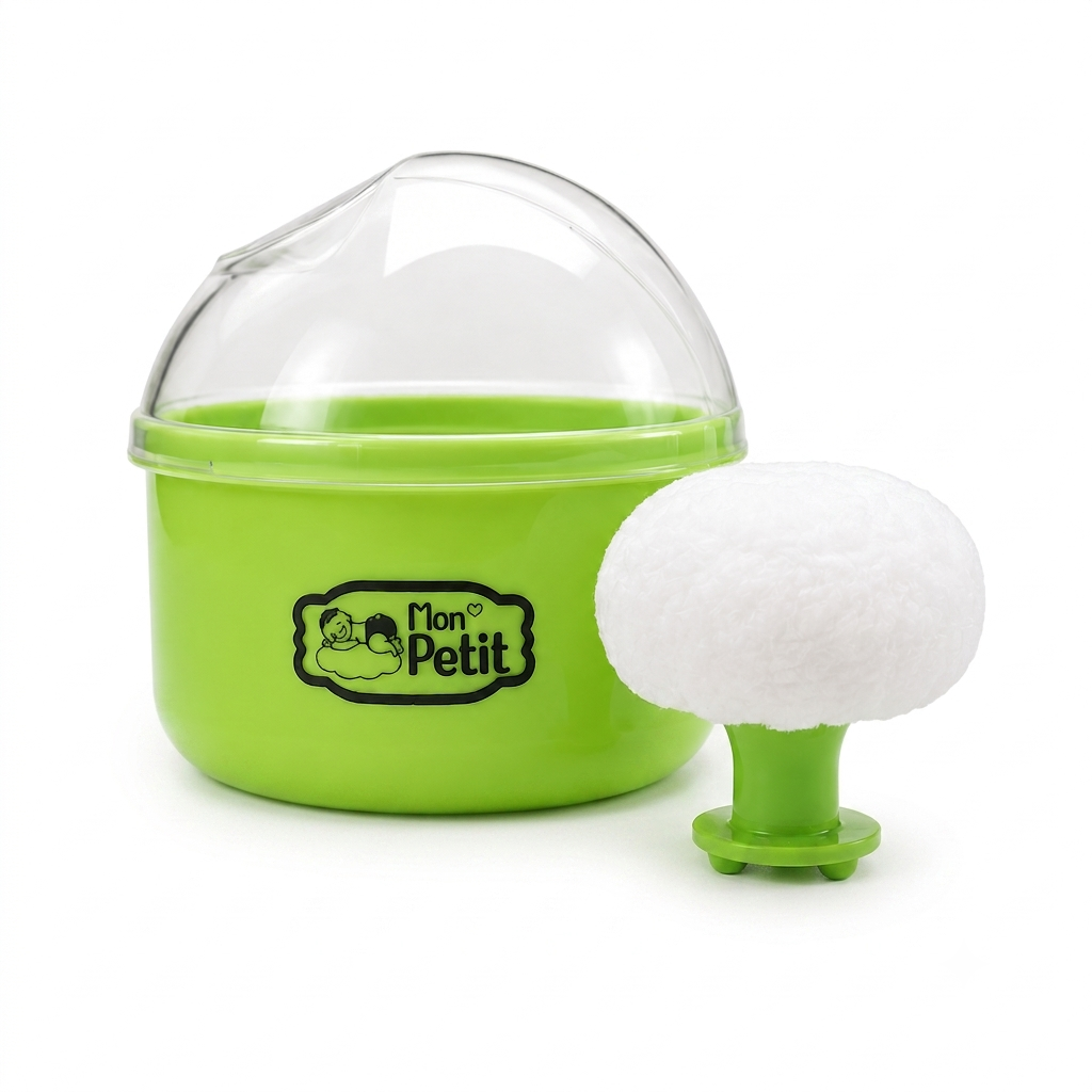 Caixa porta-talco verde para bebé com tampa protetora transparente e uma borla aplicadora branca e macia com cabo ergonómico, sobre fundo transparente.