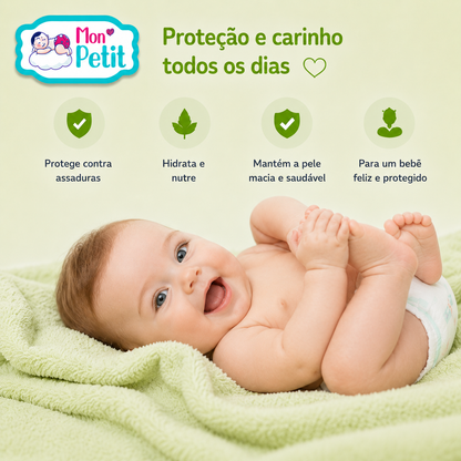 Bebé feliz deitado de costas numa toalha verde, ilustrando a proteção diária contra assaduras e a hidratação profunda do creme corporal.