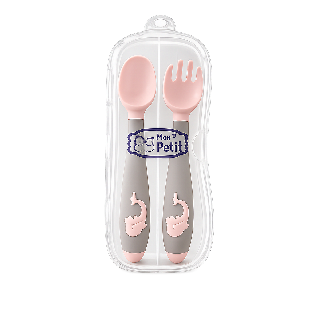 Conjunto de colher e garfo de aprendizagem para bebé em silicone rosa e cinzento, guardados dentro de um estojo protetor transparente com o logótipo Mon Petit.