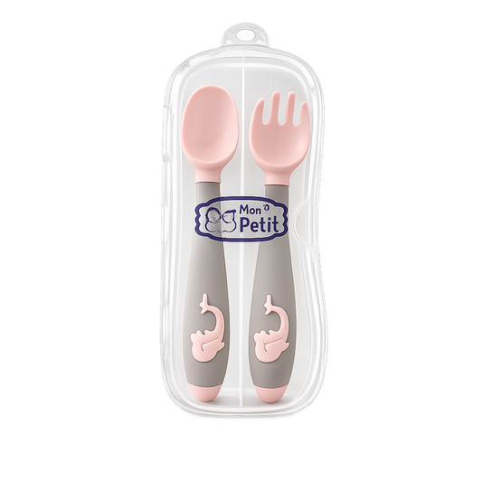 Conjunto de colher e garfo de aprendizagem para bebé em silicone rosa e cinzento, guardados dentro de um estojo protetor transparente com o logótipo Mon Petit.
