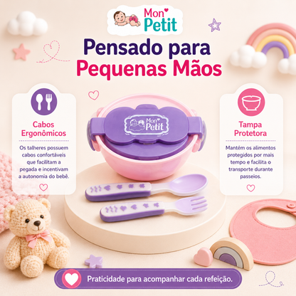 Apresentação do kit de alimentação focado no design para pequenas mãos, evidenciando os cabos confortáveis da colher e do garfo que incentivam a autonomia e a coordenação do bebé.