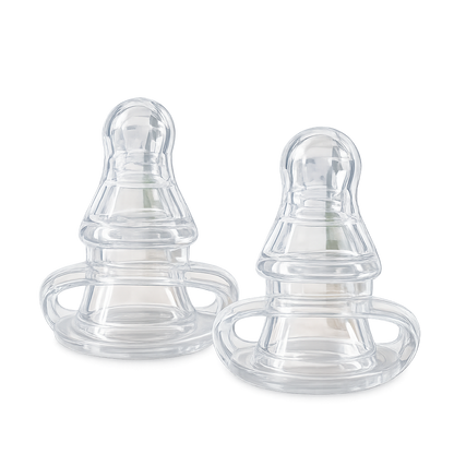 Duas tetinas transparentes de silicone premium de grau alimentício com design totalmente líquido de peça única e pegas laterais integradas, isoladas em fundo branco.