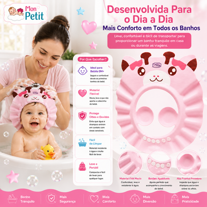 Painel promocional mostrando um recém-nascido a brincar no banho com o protetor de olhos e ouvidos Mon Petit, realçando o design leve e portátil ideal para viagens.