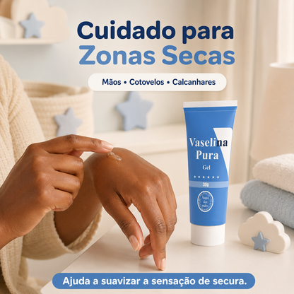 Mulher a aplicar Vaselina Pura Gel nas mãos para ajudar a suavizar a sensação de pele seca.